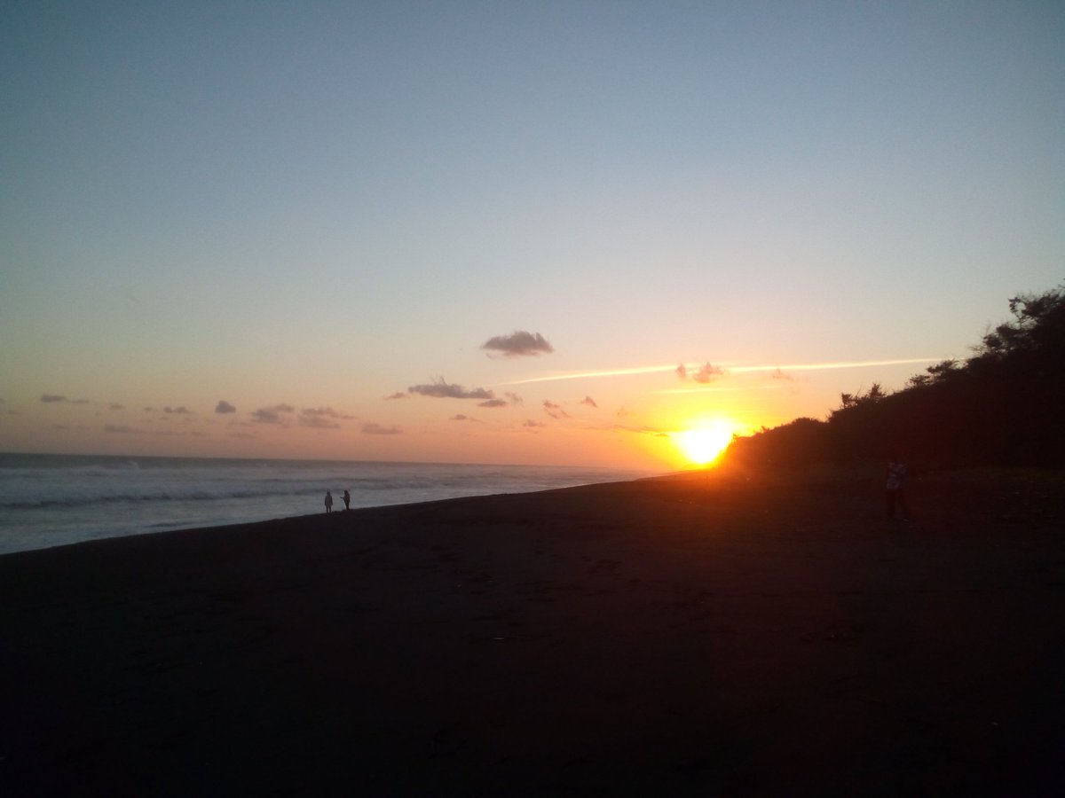 angkisland's tweet photo. Pantai #pandansari #sunsetindonesia https://t.co/2maOppSTne https://t.co/trqZ6ZmPMP