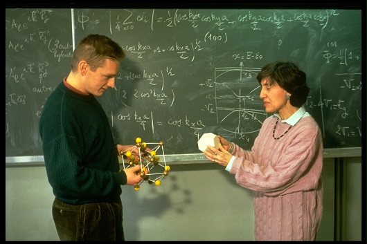Le Centre de recherche de l'X rend #hommage à Claudine Hermann, grande physicienne, 1ère femme professeure à l'X et vice-présidente du Département de physique de 1985 à 1992. Elle s'était engagée dans la promotion des femmes dans les sciences. ➡️ bit.ly/3BAMNF0