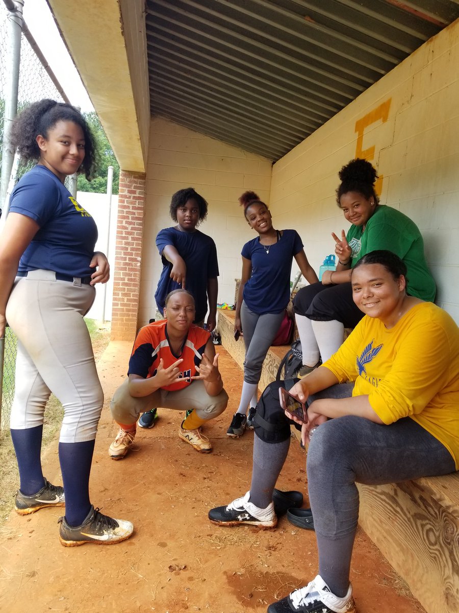 LandingSoftball's tweet photo. Working hard in this heat!! #elhssoar #Eon3Fon6 https://t.co/dXPOFSQGFd