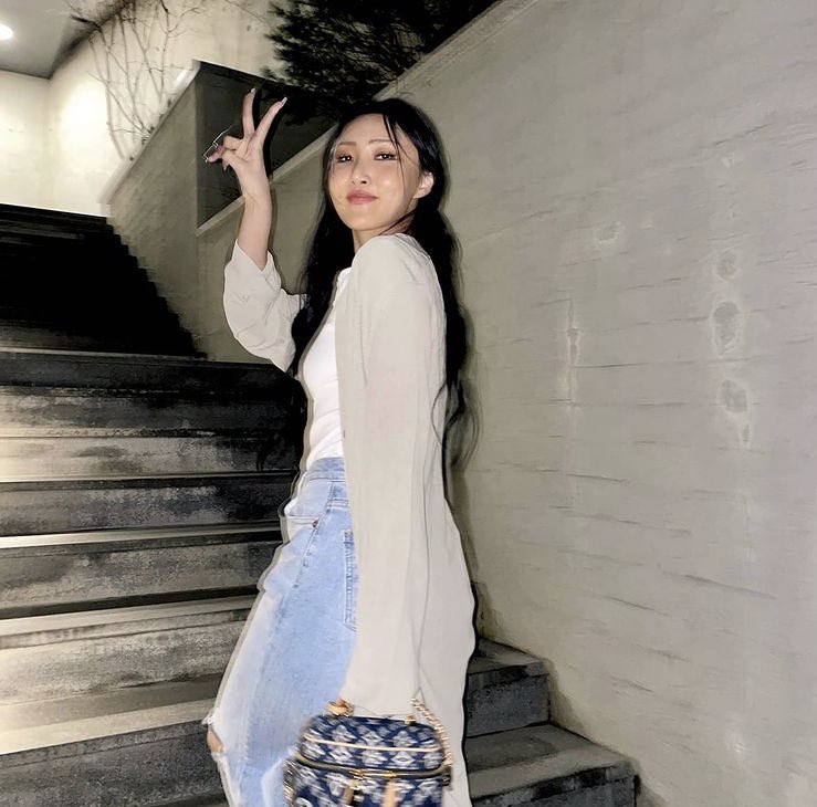 infosMOO's tweet photo. 🐍 - Hoje é o aniversário de uma das pessoas mais brilhantes que existem nesse mundo. Obrigado Hwasa por ser esse ser lindo de uma alegria contagiante. Nós te amamos muito, obrigado por ser essa pessoa perfeita!

DREAM BIG QUEEN HWASA
#SummerWithHwasa
#HappyQueenHwasaDay https://t.co/QnAQQTgmJw
