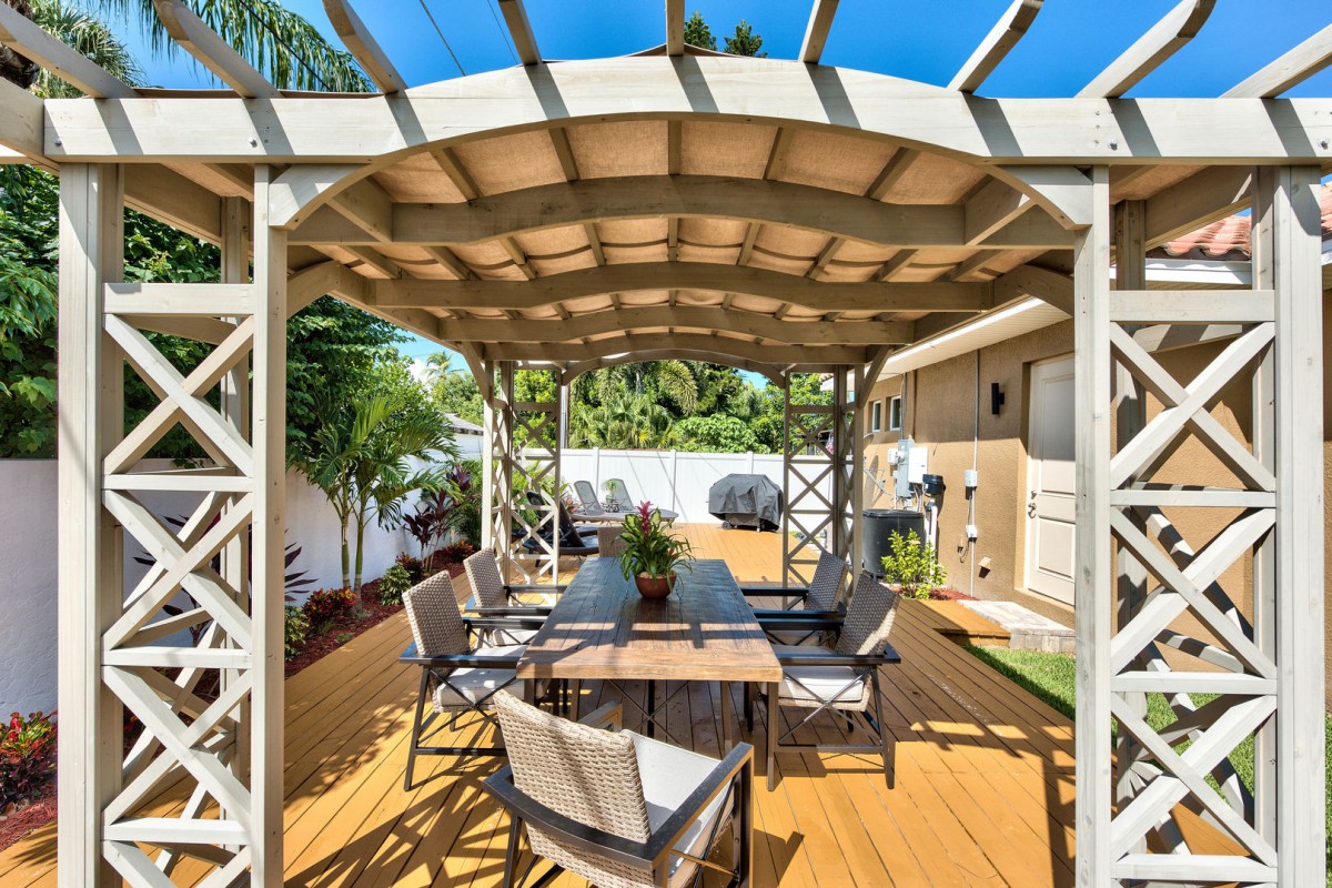 NaplesVacation's tweet photo. The newly decorated 3-bedroom, 2.5-bathroom home sleeps up to 8 guests and is less than 1-mile to the beautiful beaches of the Gulf of Mexico. https://t.co/OR8q6YwlxM https://t.co/iiPGoHURFN