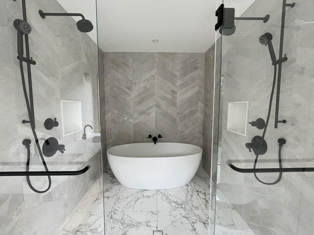 M2Contracting's tweet photo. As our @cityline features take a break, we'll continue to update you on our High Park reno! En suite bathroom with couples shower and tub, this beautiful tile work was done by none other than Castorra Inc.
---
#bathroom #ensuite #masterbath #couplesshowers #bathrub #tile https://t.co/9TWiCrtjqw