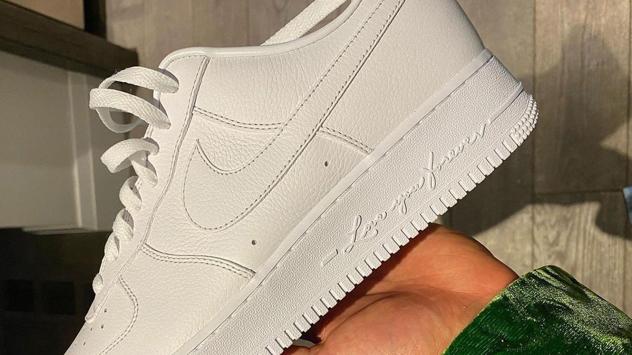 Borde Fácil de comprender Sequía GQ España on Twitter: "Las Nike Air Force 1 de Drake son las zapatillas  blancas más especiales, deseadas y elegantes del año  https://t.co/aQf2o2r7PY https://t.co/S65jnJRC0C" / Twitter