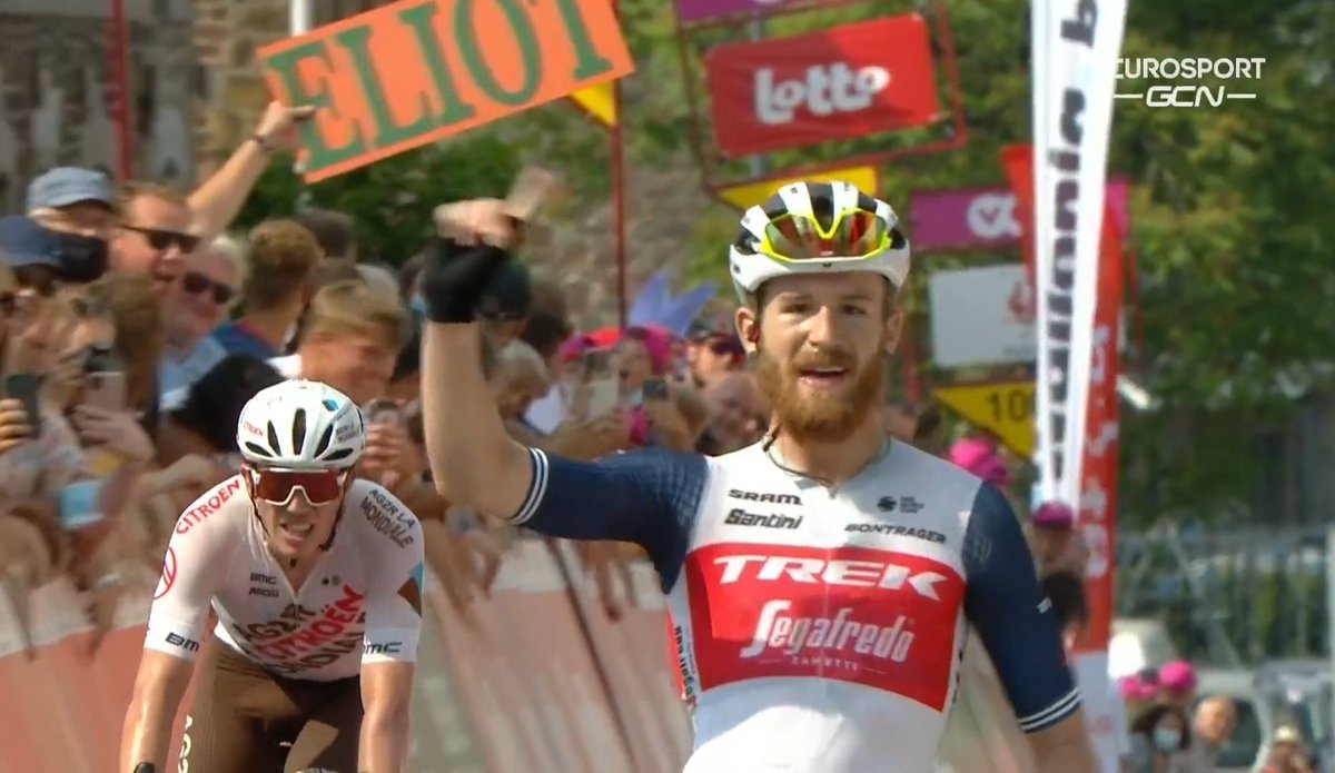 LeGruppetto's tweet photo. Première victoire pro pour Quinn Simmons (20 ans) à l'occasion de la troisième étape du Tour de Wallonie, sur une tracé vallonné. L'Américain de la Trek a devancé Stan Dewulf (AG2R-Citroën) et devient le nouveau leader de la course. #ethiastourdewallonie2021 https://t.co/KvXihN0xOA