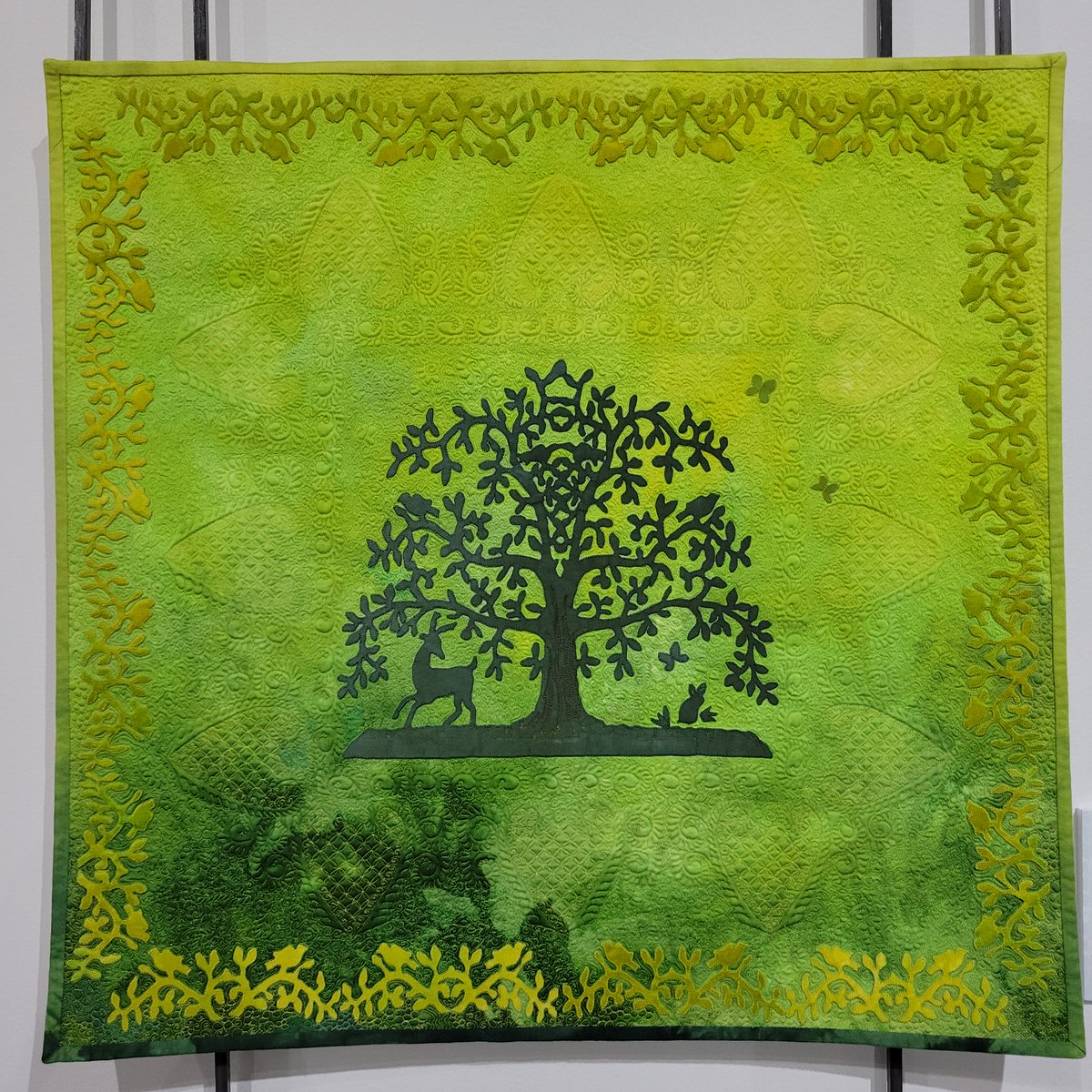 NatQuiltMuseum's tweet photo. “Tree of Life” by Cathy Erickson
20”x20”
“In 1845 Sarah Seidensticker made a Baltimore Album w/all blocks #Scherenschnitte cutwork. My modern quilt uses color to change the feel of antique fabric cutwork.”
Here through Aug 10 in the #NQMcornergallery
#quilting #miniquilt https://t.co/wwDGIRt9OU