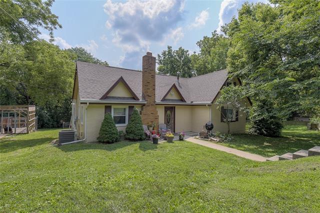 amysold1's tweet photo. Updated home on a wooded 1/2 acre lot, great for privacy &amp; gardening! Many new finishes and updates. Main floor laundry; framing has been started on detached garage! See more: https://t.co/F9zAv7KrXy

#KansasCityHomesForSale #KansasCityRealEstate #PremiumRealtyGroup #AmySold https://t.co/lwVoqjB5k2