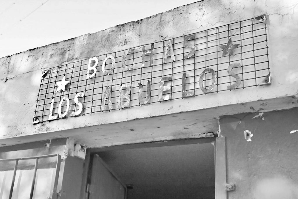 Jugar a las bochas es bueno: significa encuentro, intercambio de preocupaciones y es positivo para la salud. En la cancha de bochas Los Abuelos, de Yofre Sur, Miguel y sus amigos decían que el cambio que necesitamos también se construye con más herramientas para los jubilados/as.