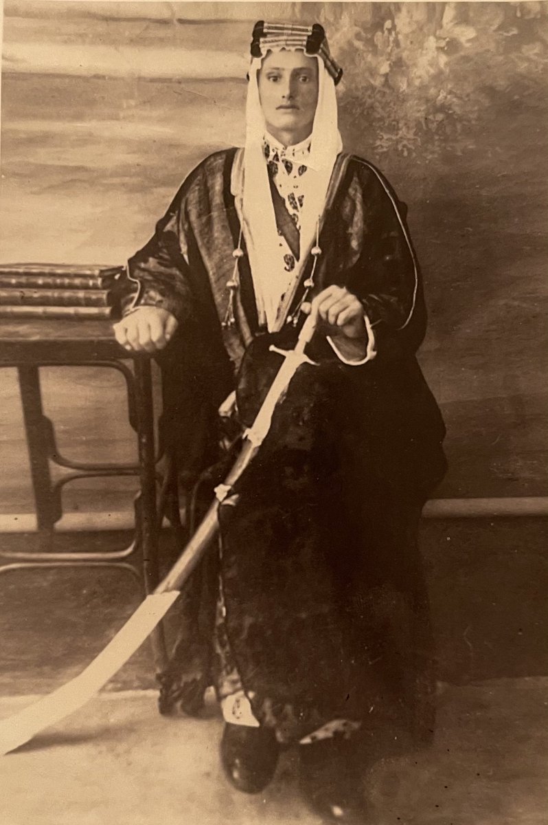 صورة جميلة للشيخ شاكر بن فراج بن سعيد العسبلي من بني شهر، والذي توفي عام 1363هـ. -رحمه الله- الصورة لا تحمل الكثير من التفاصيل، وتاريخ التقاط الصورة غير معروف.

 المصدر: محفوظات الشيخ فراج بن شاكر بن فراج العسبلي عضو مجلس الشورى سابقا زودني بها د. الشريف عصام الهجاري.