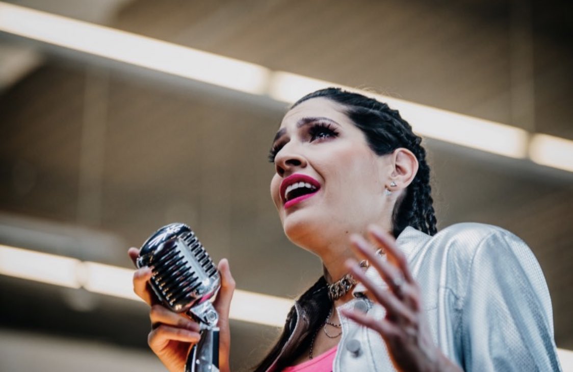 HaAshOnline's tweet photo. Ashley en la grabación del video oficial #VencerElPasado [📸 Paulandoates] @haashoficial https://t.co/ZwpUntV4zz