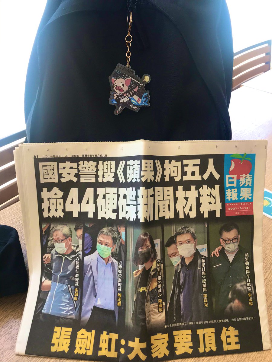 YONJI85412376's tweet photo. 駅前へ。かなり日差しが強いが通路に屋根があるので有難い。改札から出た正面からセンターへ行く間に立つ...今回は全く声は出さないのでブラックブロック黄色マスクで。香港の抗議活動は日本でもやってると印象が残れば良いなという願いで 続

#SaveAppleDaily 🍎
#FreedomOfPress 🍎

 ©︎YONJI https://t.co/Ivyj7ztBBZ