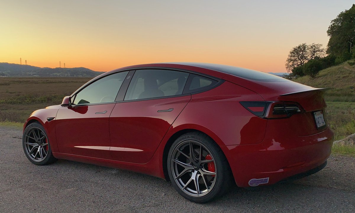 aftermarket_ev's tweet photo. 🔴Titanium Thursdays🔴
The #FC04 in Titanium on this 🔥 Performance Model 3
https://t.co/dUNTCBAMdU https://t.co/3a3Um3uuf4