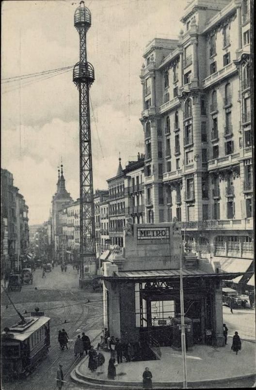 Calle Montera en los años veinte del siglo pasado.
De este bonita escena ya no queda ni la Iglesia de San Luis Obispo, ni la torre de Telefonía ni el tranvía. El templete sí, pero no es el original.
#madrid