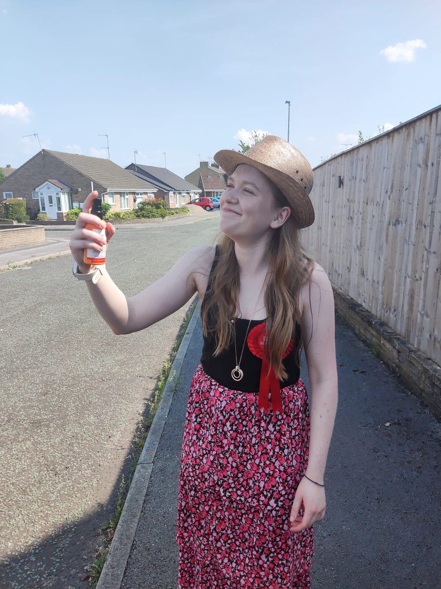 LiscardLabour's tweet photo. Residents in Burford Avenue giving Daisy Kenny some much needed refreshing spray and another giving elderflower cordial, thank you! #votelabour 🌹☀️✊ https://t.co/ECy8qzcbLw