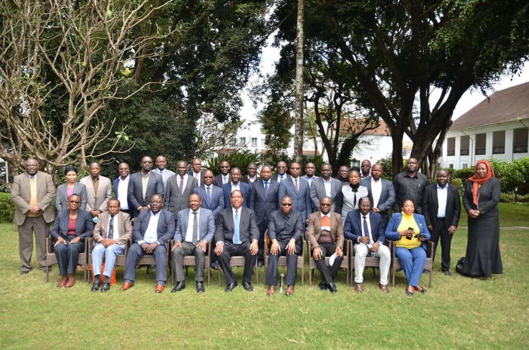 Nawashukuru Makatibu Wakuu na Wakuu wa Taasisi pamoja na UNDP kwa kuitikia wito wa Wizara ya Katiba na Sheria kuhudhuria kikao hiki muhimu kwa manufaa ya utajiri na mali asilia za nchi yetu.