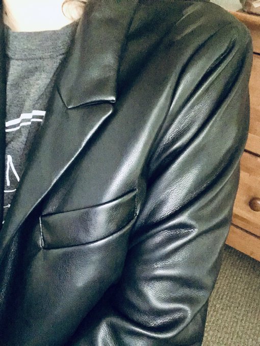 Sneak peek into tomorrow&rsquo;s shoot, a leather blazer. And I look so fucking good in it. https://t.co/t