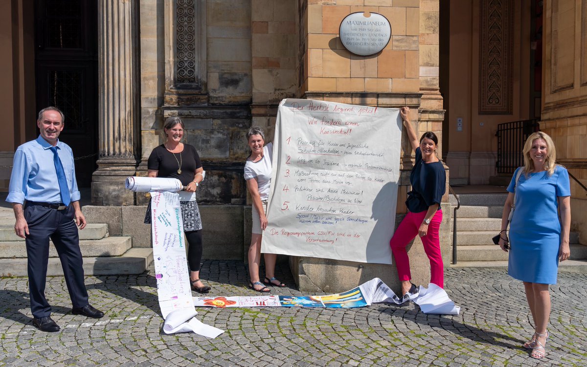 HubertAiwanger's tweet image. „Keine erneuten Schulschliessungen“. Elterninitiative aus Passau übergibt Kultusstaatssekretärin Anna Stolz und mir vor dem Bayerischen Landtag einen Forderungskatalog. Ja, wir müssen bei Coronamassnahmen das Interesse unserer Kinder wahren!
