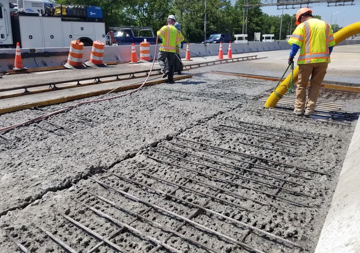 [ 📍 𝐔𝐒𝐀] 𝐂𝐨𝐦𝐦𝐨𝐝𝐨𝐫𝐞 𝐁𝐚𝐫𝐫𝐲 𝐁𝐫𝐢𝐝𝐠𝐞
Rehabilitation: #Ductal® Overlay was selected due to the durability and service life improvements

#UHPC #highperformanceconcrete #Lowcarbon #Holcim #civilengineering #bridgerepair #renovation #rehabilitation #USA #bridge