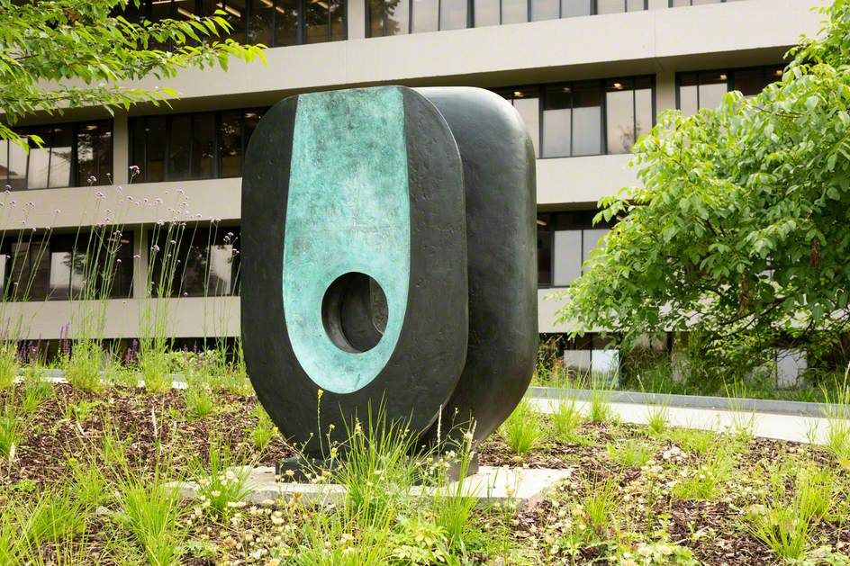 LeedsArtGallery's tweet photo. "I have always been interested in oval or ovoid shapes. The first carvings were simple realistic oval forms of the human head or of a bird.” Our #CollectionThursday artwork, ‘Dual Form’ by Barbara Hepworth (1965); shows a strong influence of the ovoid, or egg-like, shape. https://t.co/jQZF0XuDUZ