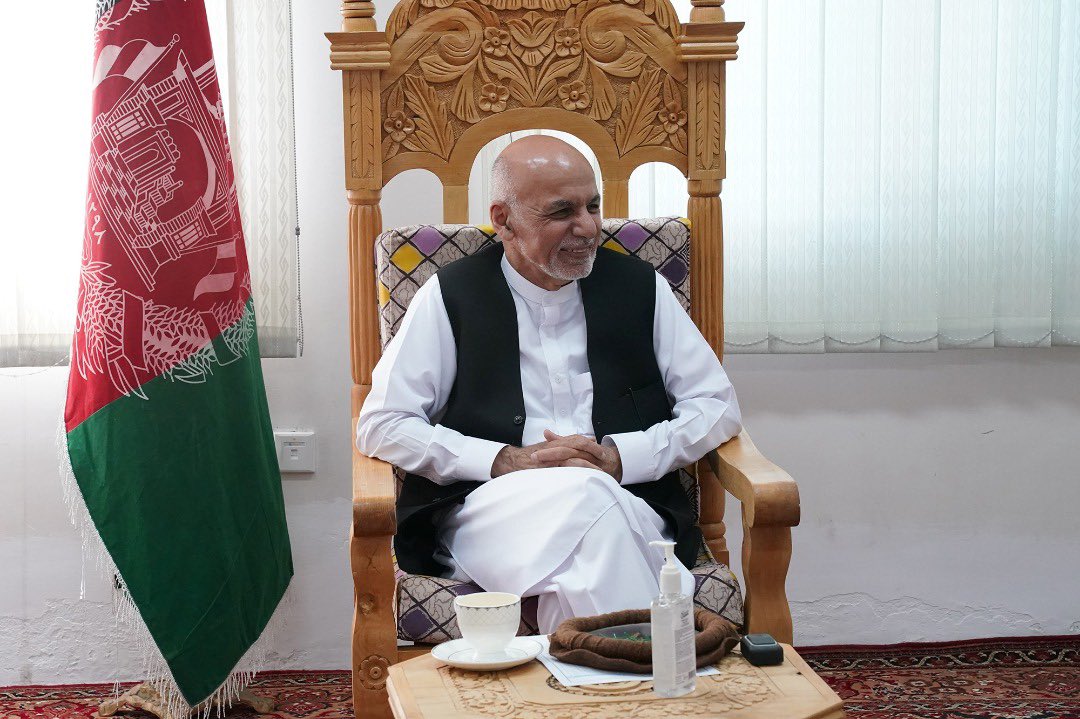 ZiaulhaqAmarkhi's tweet photo. جلالتماب ولسمشر @ashrafghani سره مې د جمهوري ریاست د لومړي مرستیال جناب @AmrullahSaleh2 صیب په حضور کې د ننګرهار هر اړخیز وضعیت شریک کړ، د ولس د بې سارې همکارۍ یادونه مو وکړه، د پلانونو په اړه مې معلومات ورکړل او د ستونزو د حل په موخه مو و��اندیزونه وکړل.1/2 https://t.co/05Etawor3G