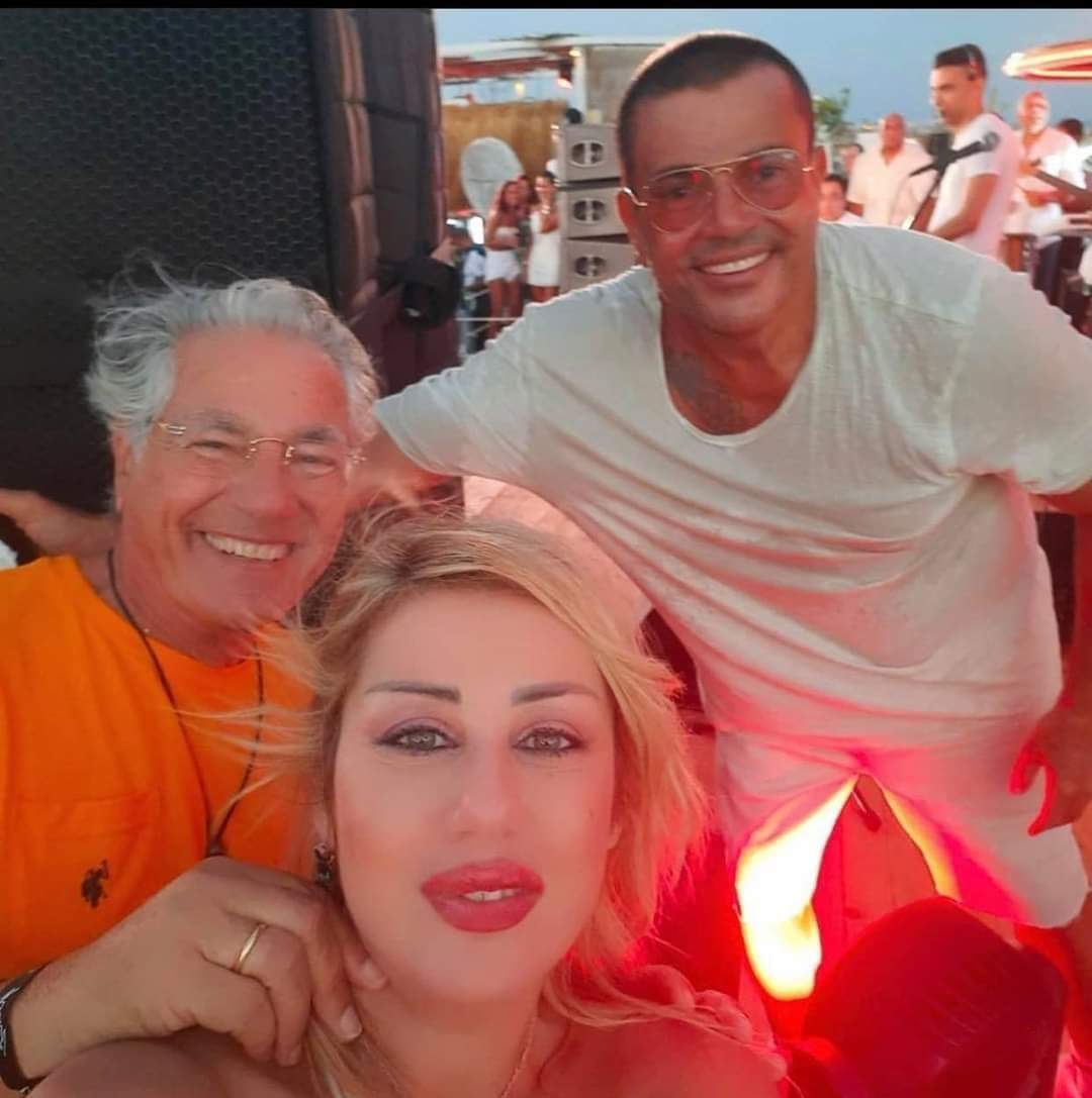 في الساحل الشمالي.. الهضبة عمرو دياب مع مصطفي فهمي وزوجته فاتن موسي صدى البلد