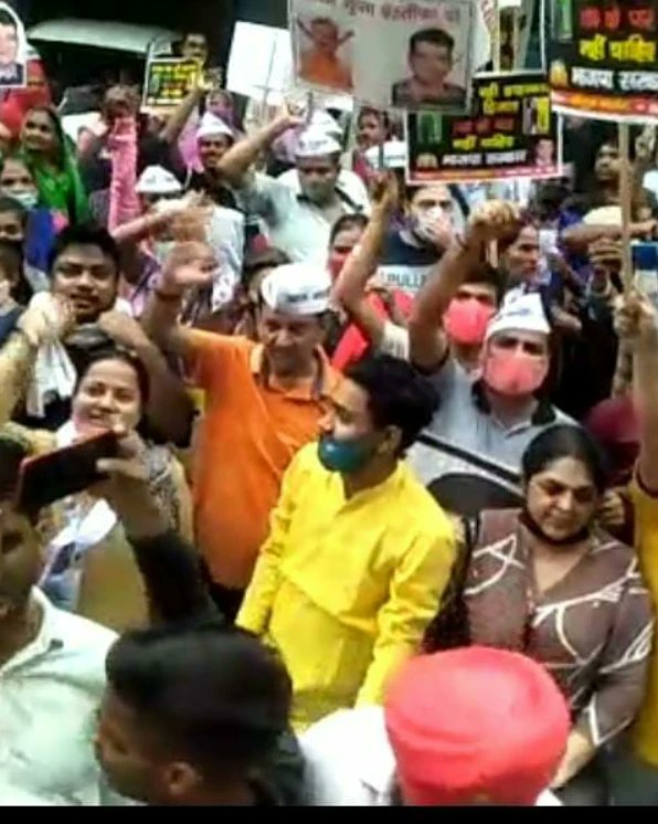 rajkumargrover_'s tweet photo. CM केजरीवाल उनके द्वारा किये गए घोटाले उजागर होने से इतना बौखला गए हैं कि उन्होंने आज गुंडे भेजकर प्रदेश अध्यक्ष श्री @adeshguptabjp के घर पर हमला करवाया और तोड़फोड़ की। केजरीवाल जी, आप कुछ भी कर लें भाजपा आपकी प��ल खोलती रहेगी। #GoonsofKejriwal https://t.co/DTmhrSV60g