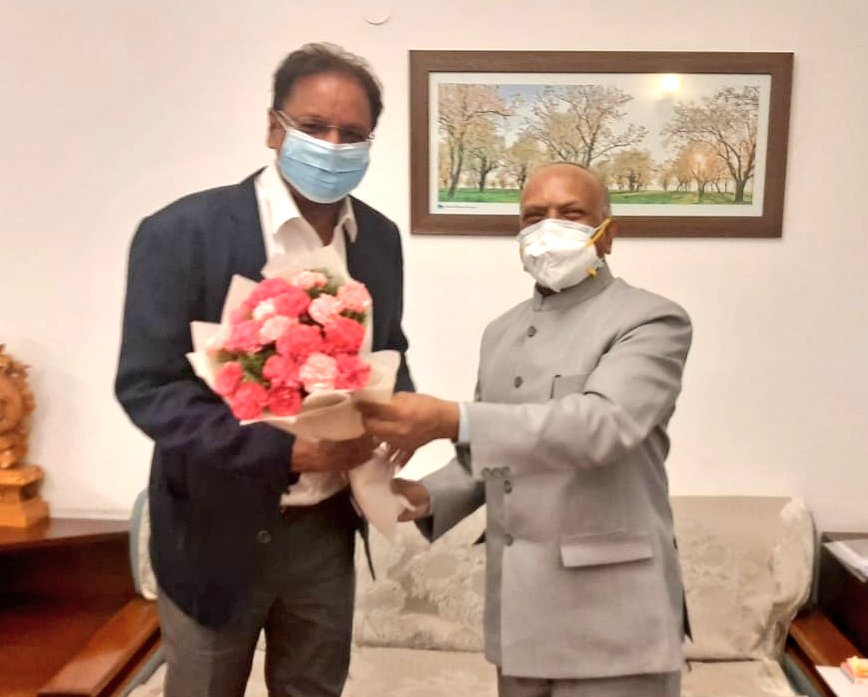 LG @R_K_Mathur held a meeting with CMD of SpiceJet, Mr. Ajay Singh to discuss commencing suitable SpiceJet flights to Kargil&Thoise. HLG thanked him for @flyspicejet cargo services which enabled constant supply of fresh vegetables throughout the last winter-a first for Ladakh.