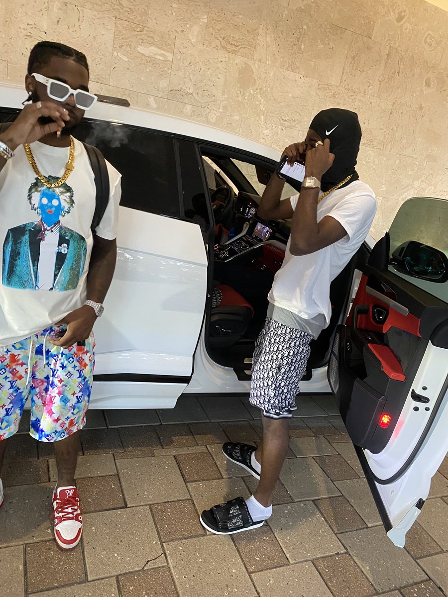 Gameova1k's tweet photo. Only the family in my eyes bitch we got eachother @AStreetPhatz 🏆 https://t.co/XPx5mR0RDn