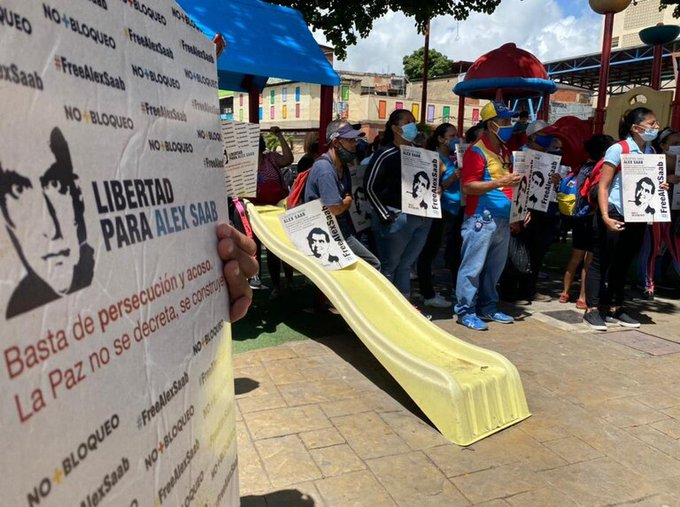 polemicas1's tweet photo. En un país que exista Estado de Derecho si te arrestan con orden a nombre de otro sales LIBRE..Pero en Cabo Verde, si te llamas Alex Saab te arrestan con una orden a nombre de Alvaro Pulido..Despues de 400 dias PRESO sale el Fiscal decir que hubo “confusión” ?#AlexPresoPolitico https://t.co/8IyuiRLSGJ
