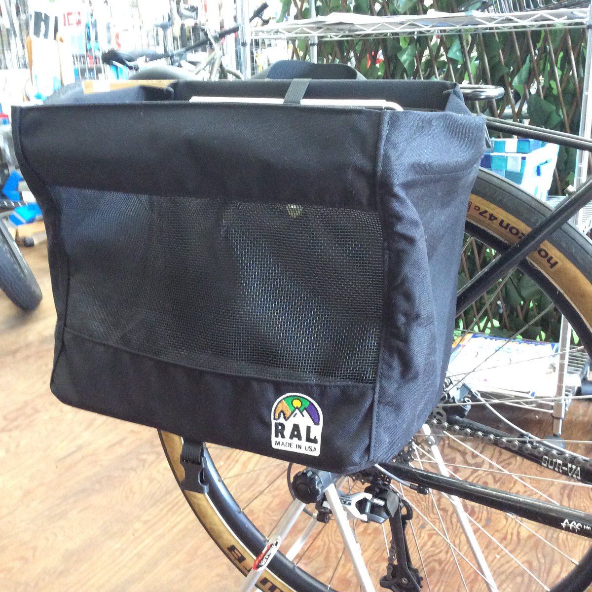 SURVA's tweet photo. 暑い夏は荷物を自転車に任せましょう その2。 #ral bgloaderは20リットルのオープンパニアバスケット。使わない時は折りたためます。いろんなシーンで活躍すること間違いなしです。 #ralloaders
#surlybikes #surlydisctrucker #cycling #サイクリング #キャンプ #アウトドア #福井⠀ https://t.co/68oTd0JEaO