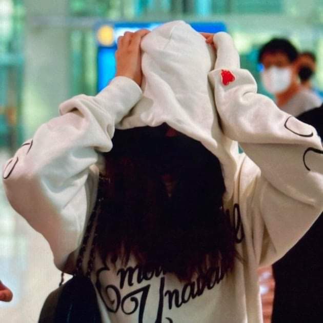 27_jisoo's tweet photo. it's so obvious that jennie wasn't comfortable with the crowd and paparazzi around her, and she was probably tired from the long flight. please learn to respect the personal space of idols. #JENNIE https://t.co/HoNLEANzzw