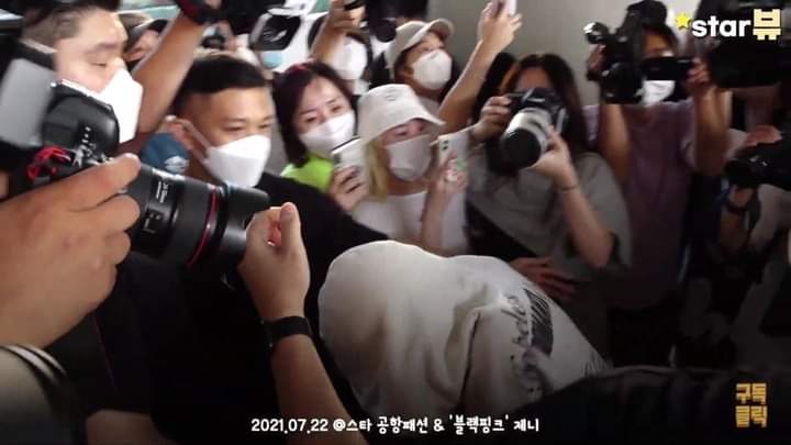 27_jisoo's tweet photo. it's so obvious that jennie wasn't comfortable with the crowd and paparazzi around her, and she was probably tired from the long flight. please learn to respect the personal space of idols. #JENNIE https://t.co/HoNLEANzzw
