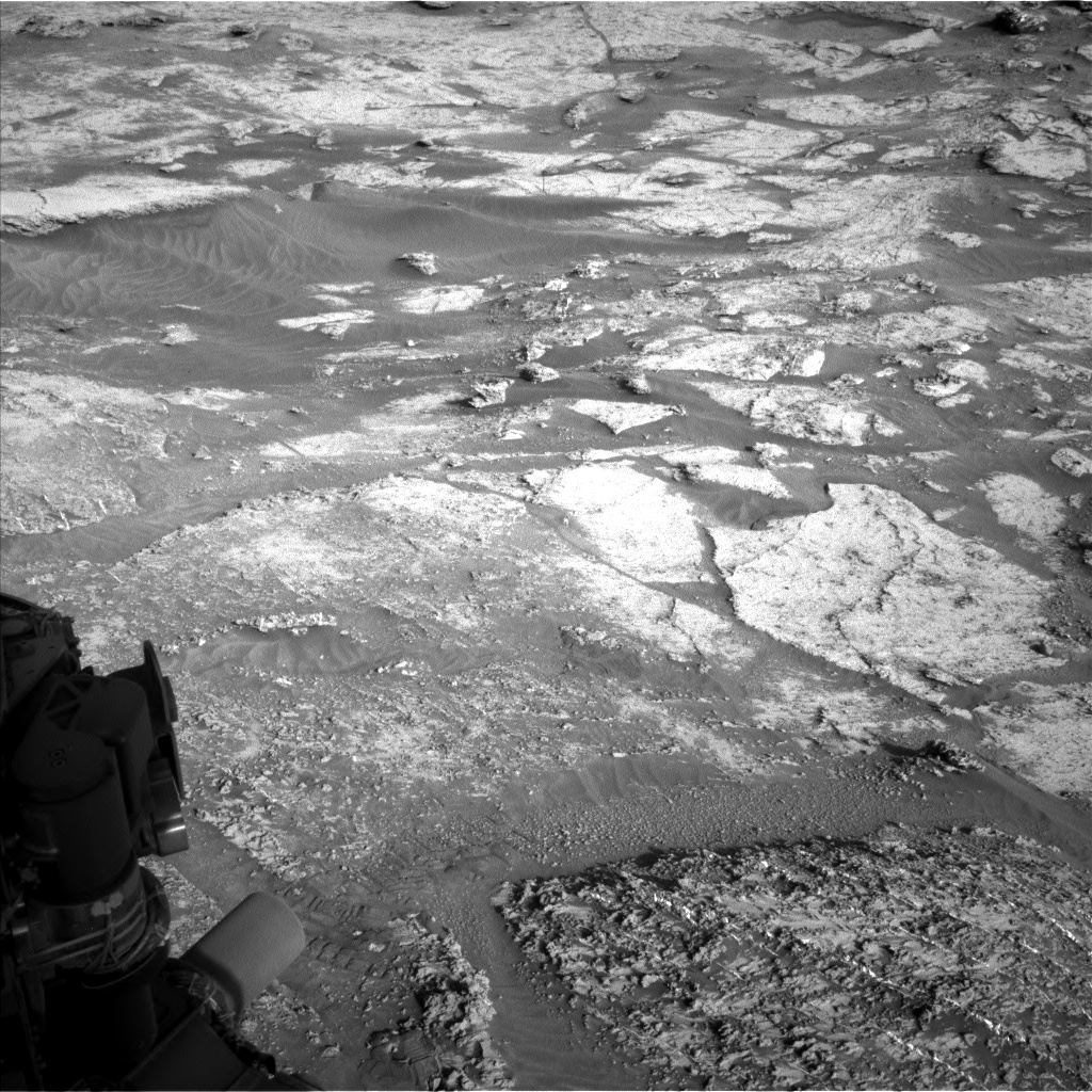 MarsMissionImgs's tweet photo. #CuriosityRover image taken on #Sol3183 at 3:40:57.343 PM with #Navcam #Mars #NASA #Space https://t.co/klK94vVrFP