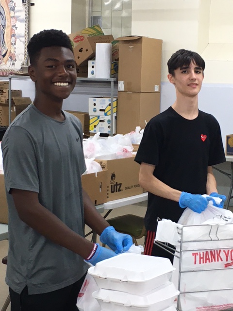 CanisiusHS's tweet photo. Canisius student volunteers are working hard at St. Luke's Mission of Mercy this week helping prepare lunch for visitors.
#MenForOthers #WhyCHS https://t.co/JTc6Q6JUNW