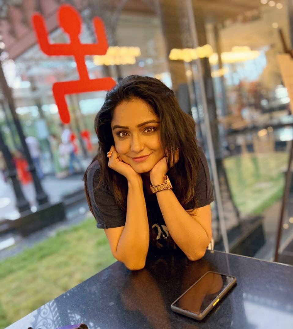 sayantani8's tweet photo. Be so busy that u don't have time to be sad ...π€πβ₯οΈ
#busymonth #aftershooting #goodtimes #withfriends #earlypackup #happyme https://t.co/jqnbsOOXgZ
