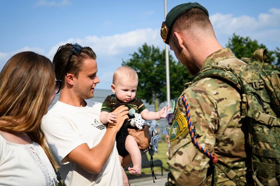 Op <a href="/VlbEindhoven/">Vliegbasis Eindhoven</a> is een groep militairen van <a href="/13LichteBrigade/">13 Lichte Brigade</a>  door familie, vrienden en collega's verwelkomd. De militairen kwamen terug van hun #missie in #Litouwen.  Nederland draagt bij aan de versterkte militaire aanwezigheid (#eFP) van de <a href="/NATO/">NATO</a> in Litouwen. Welkom thuis!