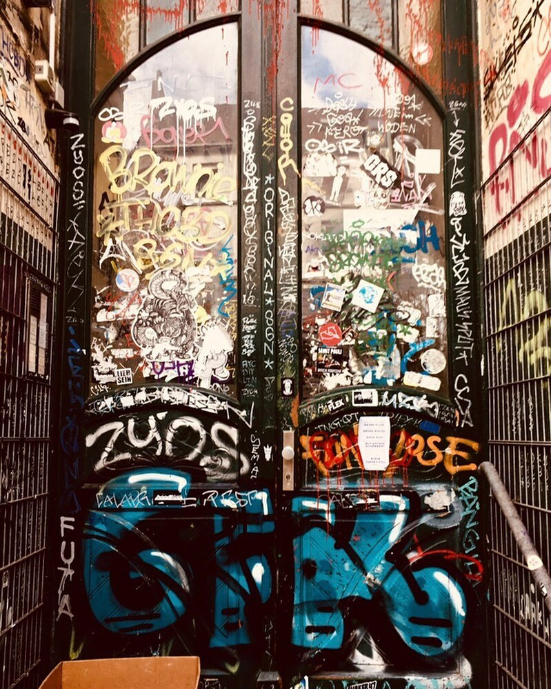 Sibilcita's tweet image. Three doors in Hamburg, door 3. #schanzenviertel #scrawl #greasing #smearing #notstreetart
•
•
•
#thehub_windows #world_doorsandwindows  #portasejanelas #puertasyventanas  #sojanelas #jj_doorsandwindows #amazing_windowsdoors #raw_dnw #addicted_to_ope… instagr.am/p/CRonHqxHQis/