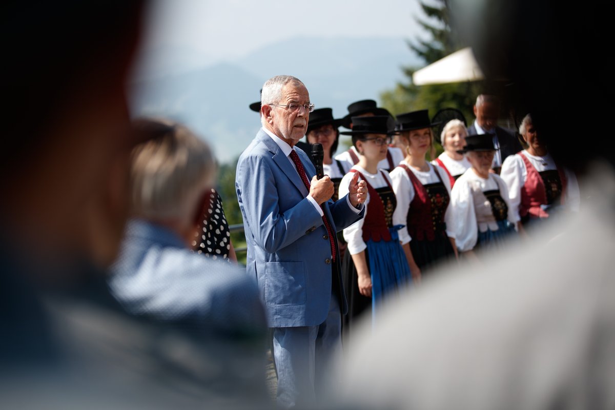vanderbellen's tweet photo. Es war mir eine Freude, heute in Sulzberg zu Gast zu sein und mit vielen Leuten ins Gespräch zu kommen. Besonders Grenzregionen hat die Pandemie hart getroffen. Umso mehr haben wir aber auch erfahren, wie wichtig offene Grenzen sind, wie wichtig ein grenzenloses Europa ist. (vdb) https://t.co/tnoGjwppQr
