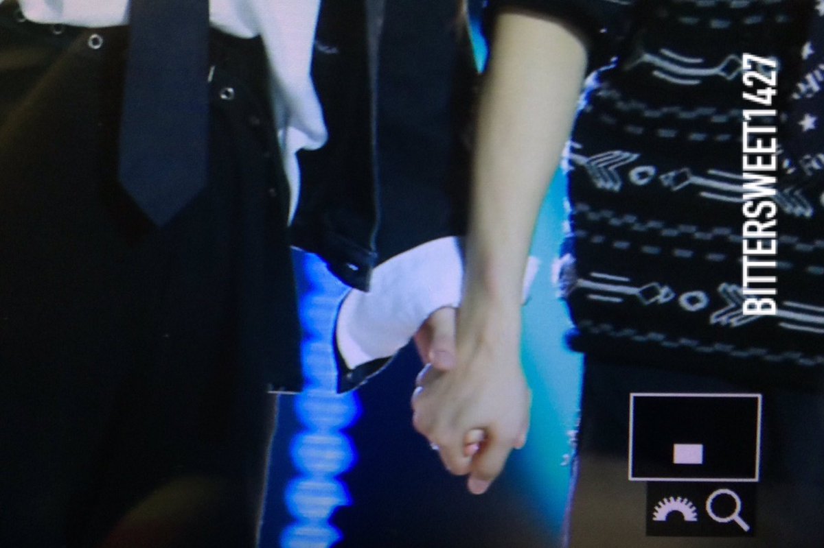 Rapha_is_Shine's tweet photo. จะว่าไปสองคนนี้เค้าจะจับมือกันแนวนี้ตลอดเลยเนอะ ด้วยความที่แจฮยอนมือใหญ่กว่า เค้าจะแบบพยายามกุมมือให้มือชิตพลอยู่ในมือเค้า (*´꒳`*) https://t.co/7SDEGJc0cc