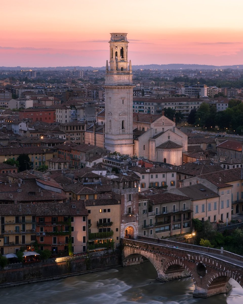 Among the many beautiful cities in Italy, Verona has always had a special and irrational charm for me
#verona #veronaitaly #veronacity #pontepietra #visitveneto #volgoveneto #Veneto