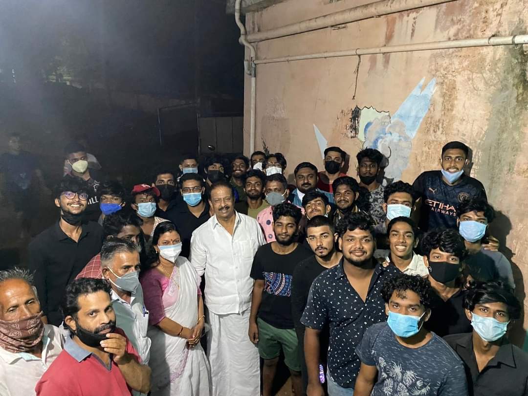 razal_salah's tweet photo. ഇതാണ് വിദ്യാർത്ഥികളുടെ പ്രസിഡന്റ്‌ 💙✊🏻
TKM എഞ്ചിനീയറിംഗ് കോളേജിൽ പോലീസ് നടത്തിയ നര നായാട്ടിൽ പരിക്കേറ്റ വിദ്യാർത്ഥികളെ കാണുവാൻ പ്രിയ പ്രസിഡന്റ് എത്തിയപ്പോൾ ✊🏻✊🏻✊🏻
@SudhakaranINC https://t.co/OAZCMHeQbg