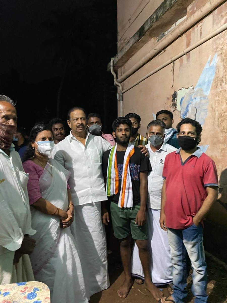 razal_salah's tweet photo. ഇതാണ് വിദ്യാർത്ഥികളുടെ പ്രസിഡന്റ്‌ 💙✊🏻
TKM എഞ്ചിനീയറിംഗ് കോളേജിൽ പോലീസ് നടത്തിയ നര നായാട്ടിൽ പരിക്കേറ്റ വിദ്യാർത്ഥികളെ കാണുവാൻ പ്രിയ പ്രസിഡന്റ് എത്തിയപ്പോൾ ✊🏻✊🏻✊🏻
@SudhakaranINC https://t.co/OAZCMHeQbg