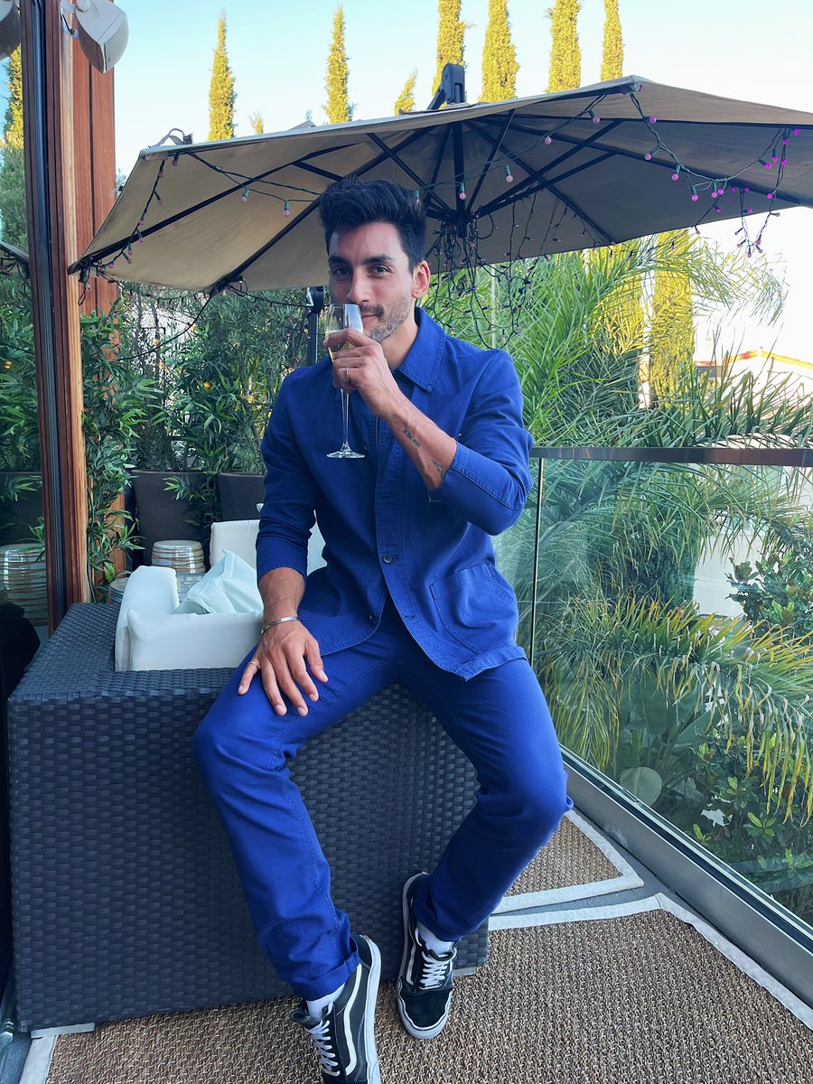 RobertRoldan_'s tweet photo. Champagne for the birthday. Always. 🍾 https://t.co/rcdH7X7iOG