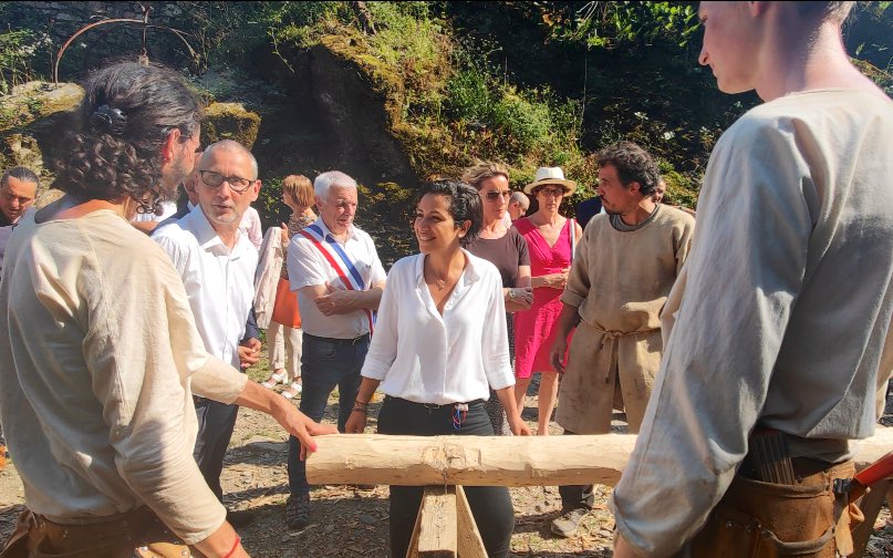 sarahelhairy's tweet photo. #Tarn | Amour du patrimoine et de l'histoire, joie de faire ensemble, de construire ensemble et une formidable envie de sens : un grand merci à tous les volontaires de Castelroc et du réseau @REMPART_asso de m'avoir accueillie aujourd'hui sur ce chantier d'été ! 🇫🇷☀️ https://t.co/E8MwzmHUJM