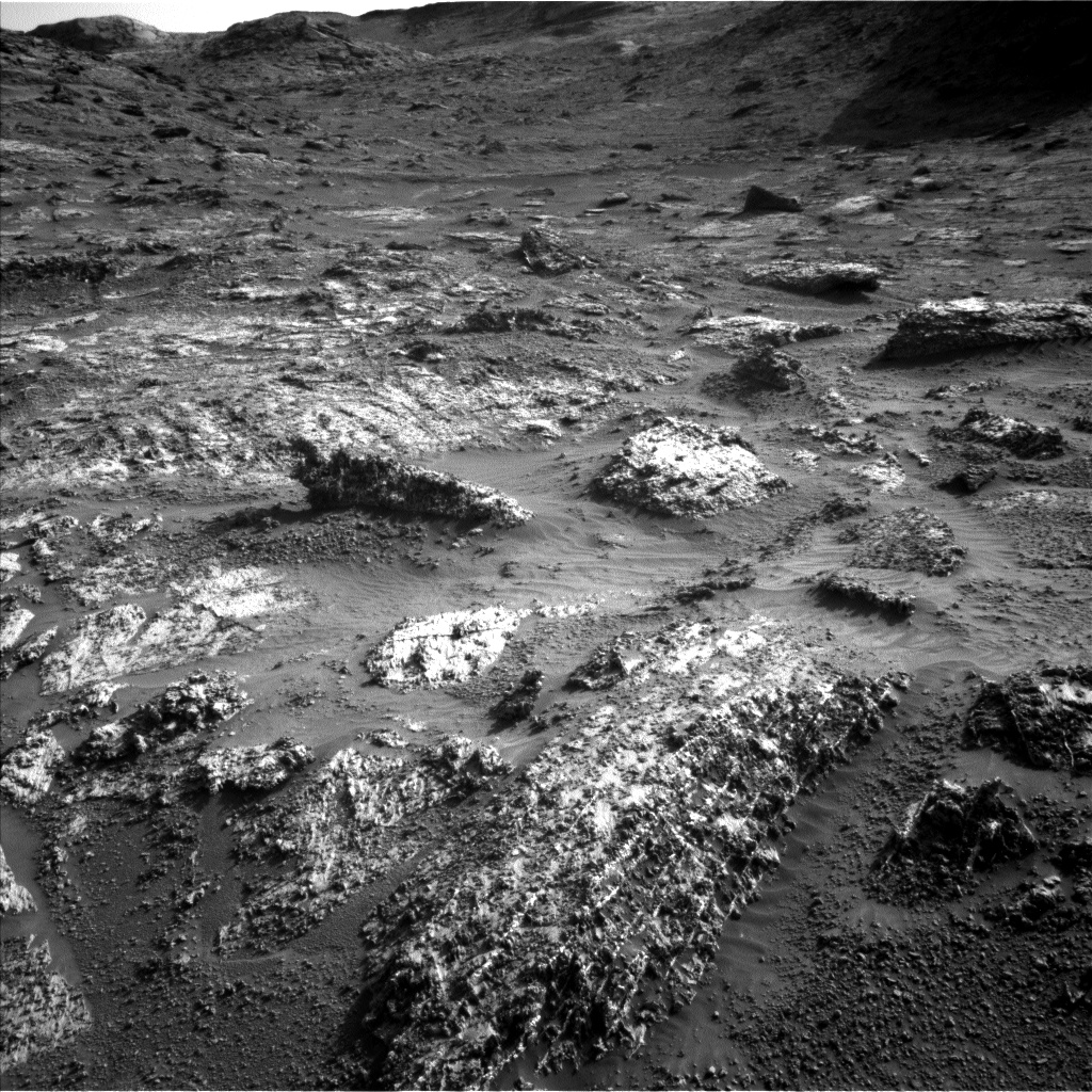 MarsMissionImgs's tweet photo. #CuriosityRover image taken on #Sol3183 at 3:42:22.990 PM with #Navcam #Mars #NASA #Space https://t.co/y0WwkysXdz