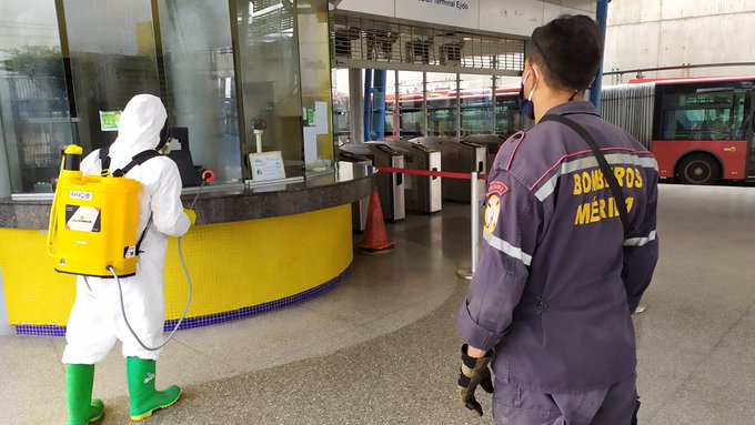mintransporteve's tweet photo. #MPPTInforma🗞️🤝En semana flexible @Trolebus_Merida redobla esfuerzos de bioseguridad para combatir el covid_19 La #GMTVZla invita sus usuarios a cumplir las medidas. 😷 ¡Juntos, ganaremos la batalla!
#Hito3Millones600Mil https://t.co/1kkN3kqDvZ