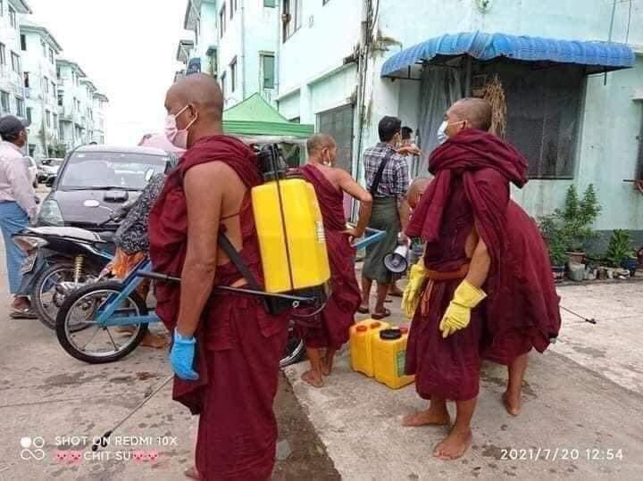 Buddhist Monks also took part in helping to civilians in #SouthDagon tsp #Yangon during #MyanmarCovidSOS . 

Lets pray for their safety too. 
#WhatsHappeningInMyanmar
#PrisonersWithCovid_NeedRx 
#July22Coup