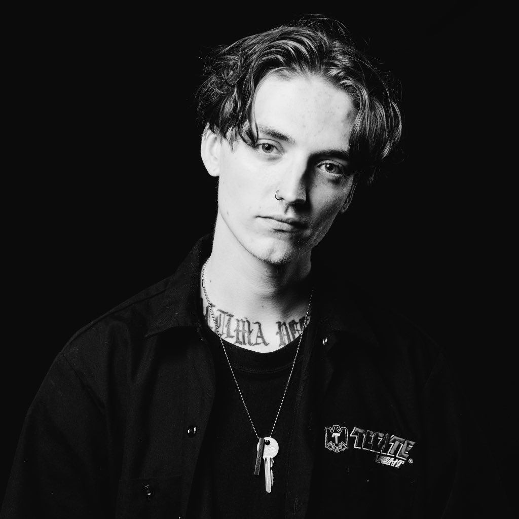 falseeyeddolls's tweet photo. JED | DRUMS

Shot by @blackhamimages 

FFO #queensofthestoneage #qotsa #royalblood https://t.co/nwjhfRsdoM