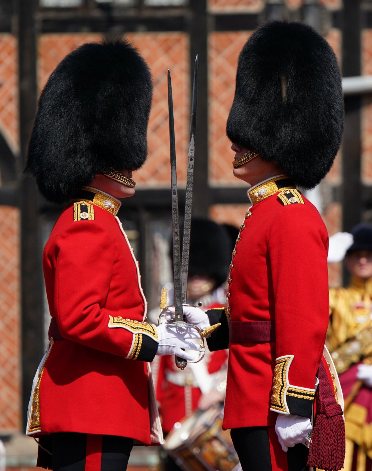 The Royal Family on Twitter: "➡️ The Changing of the Guard ceremony marks  the moment when the soldiers currently on duty, the Old Guard, exchange  places with the New Guard. 👑 #DidYouKnow