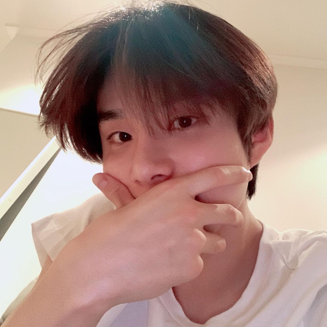 Taking selfies right before we fell asleep. Tell me whose better, boyfie or girlfie? 🤍