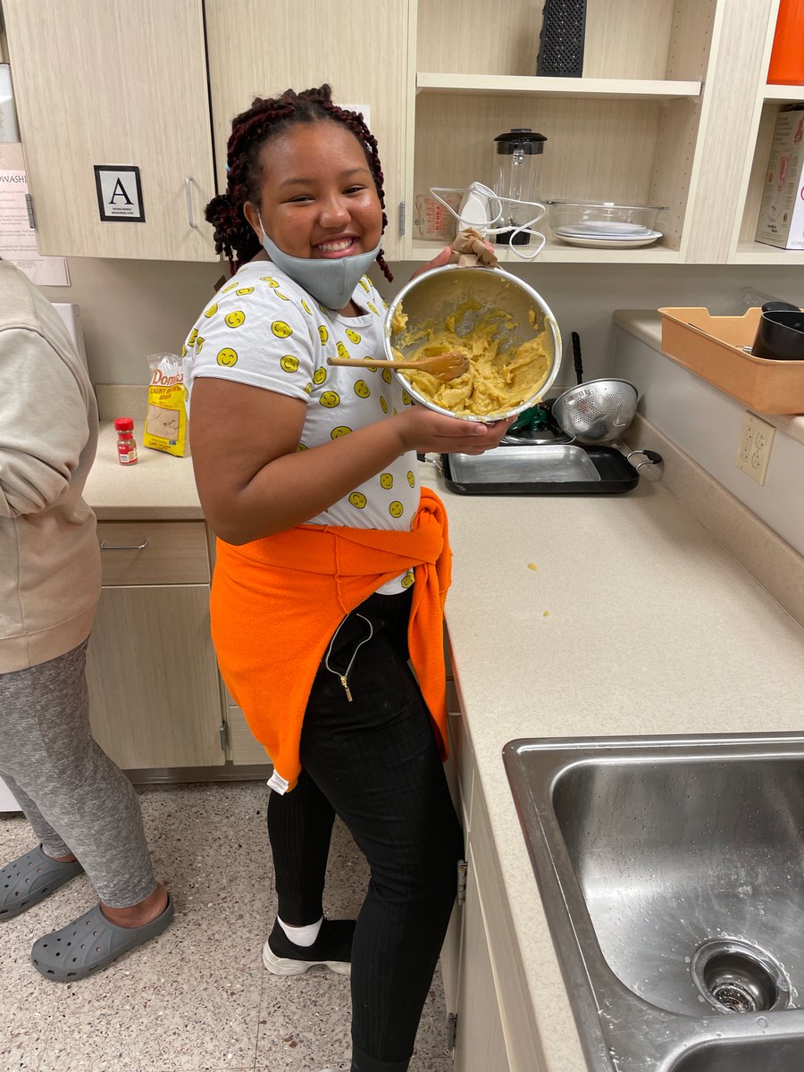 CISEasternPA's tweet photo. #CISEasternPA's 21st Century Community Learning Center program mixed things up today with a baking competition - offering students a hands-on opportunity to strengthen time management, budgeting, &amp; teamwork skills while exploring home economics &amp; nutrition 🍰🍽️🥧 #AllInForKids https://t.co/zUykNCEAWV